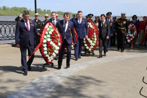 Астраханские поисковики на возложении венков и цветов к памятникам и обелискам погибшим воинам в честь 74-й годовщины Победы